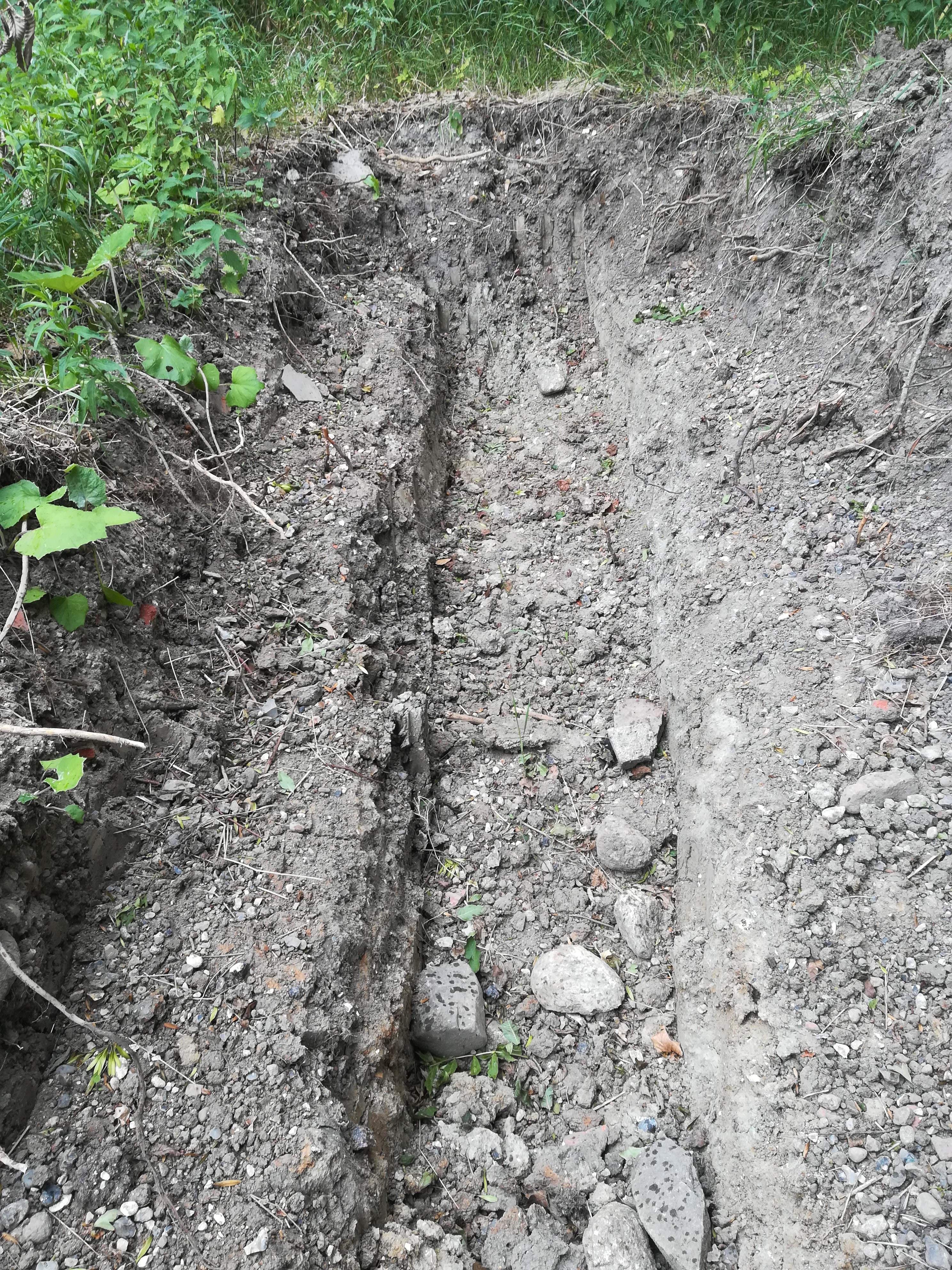 Ovnrummet er gravet i samme lerjord, som pottemagere gjorde, da jydepotter var et hit her på egnen.