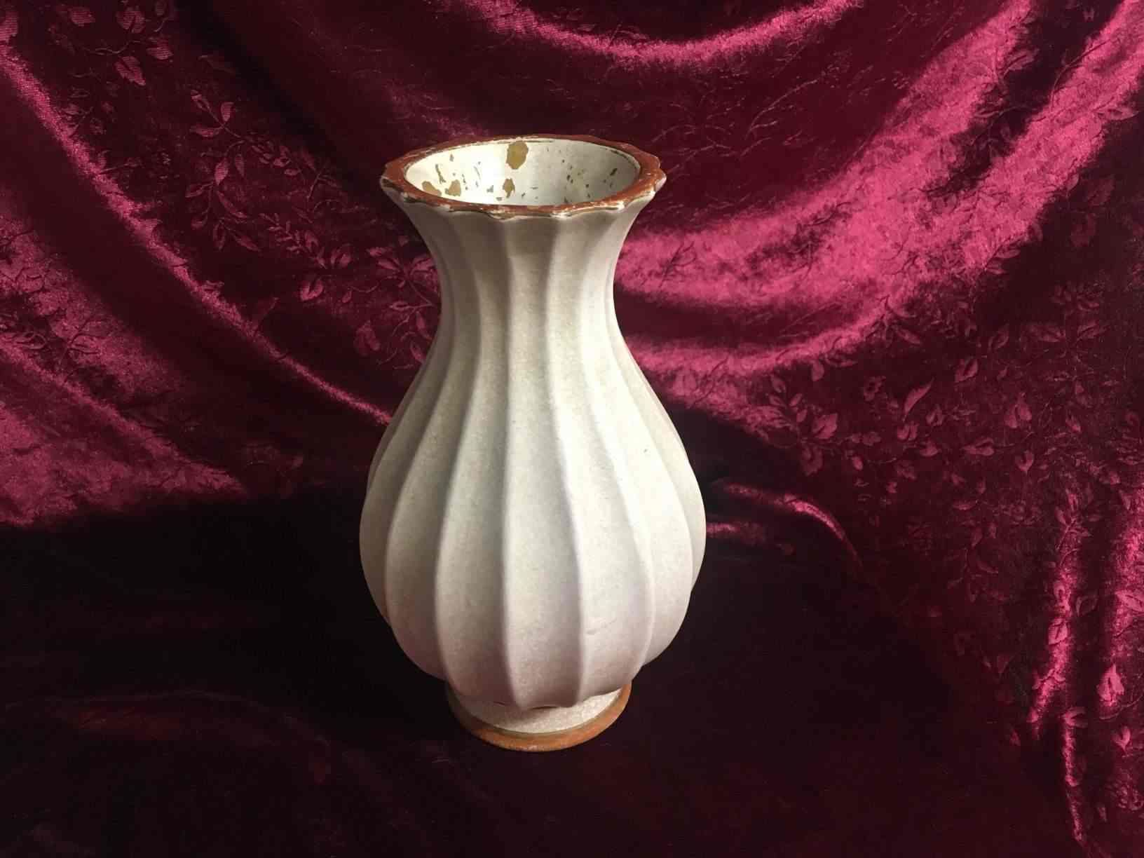 Knabstrup - Vase med hvid glasur på rød lerfarve, der er nogle glasur afskalninger ved munding. Antageligt fra ca. 1915. Pris: 300,- Kr.