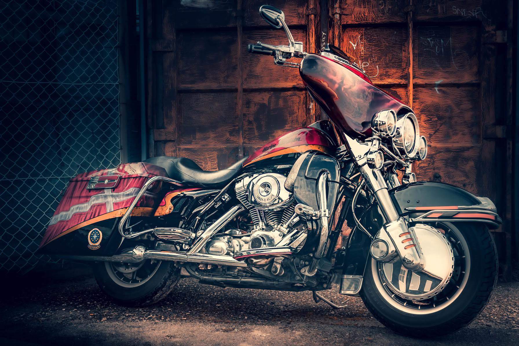 Flot Harley- Davidson motorcykel malet med airbrush til mænd